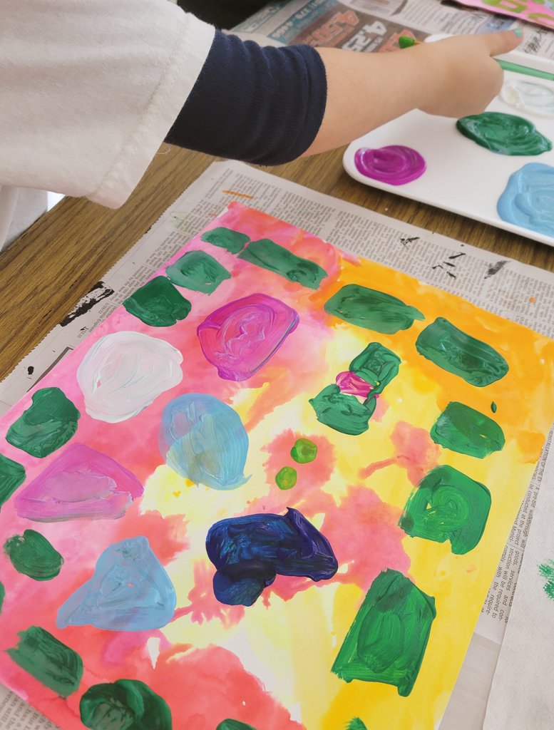 JuliaGoggi's tweet photo. KM painting in the style of Alma Thomas - an artist known for her pure color abstractions of concentric circles. Experimentation with transparent/opaque pigments, patterns, positive/negative space. @WPSSicomac #processart #materialexploration https://t.co/OYhx3j2Y3K