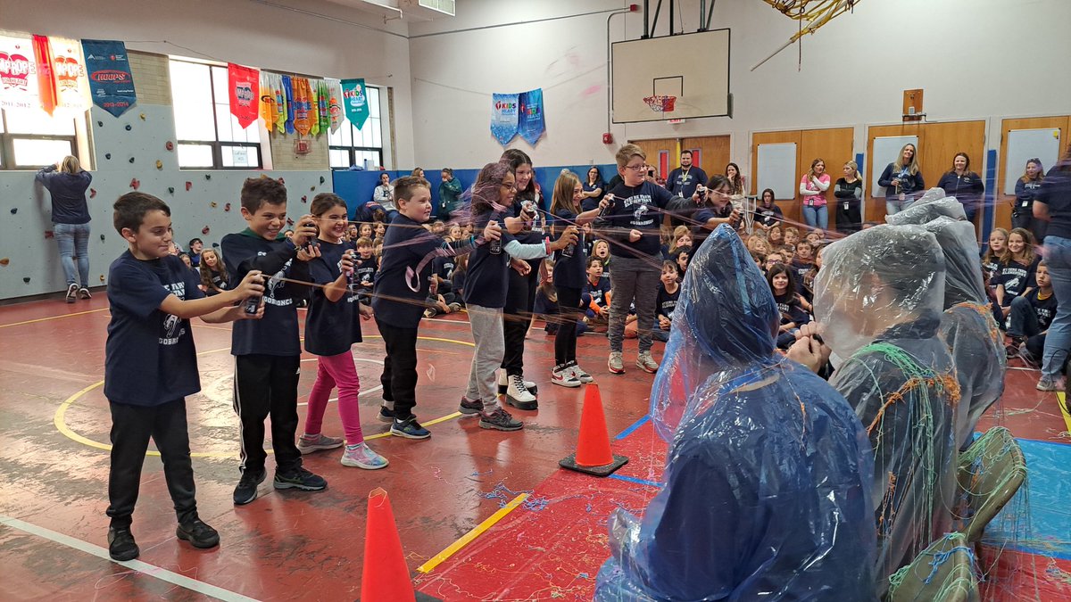Mrs_Francis7's tweet photo. Our long awaited Fun Run celebration and Balloons Over Steere Farm second grade parade! Great day at #SFE! 🥳 🎈💙 https://t.co/p77X0Fd7k6