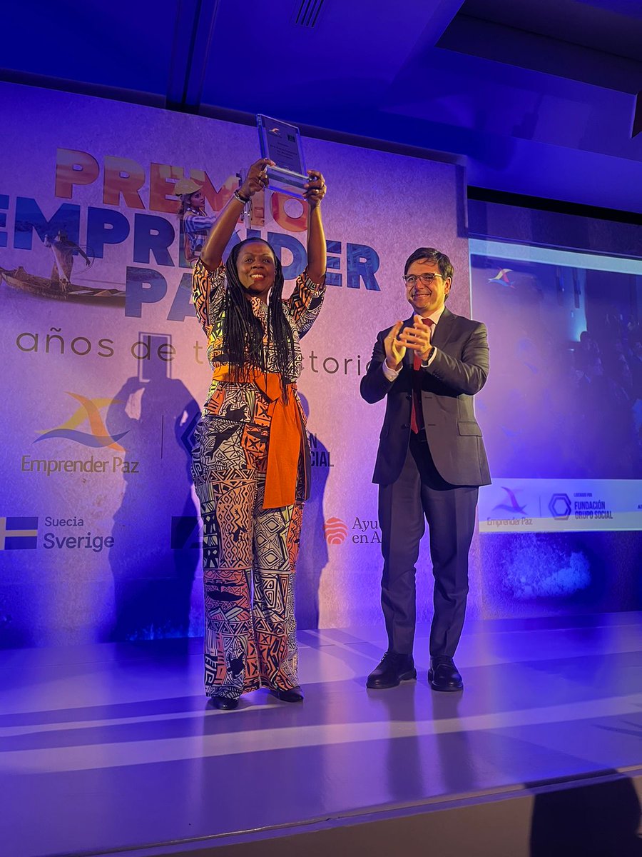 Emprender_Paz's tweet photo. 🥇 PRIMER LUGAR #PremioEmprenderPaz @redmucho

Por su aporte a la transformación de las condiciones de vida de mujeres víctimas de violencia y desplazamiento.

Entrega el premio Juan Carlos Gómez, Presidente de @FundaciongrupoS https://t.co/XVazEskpzI