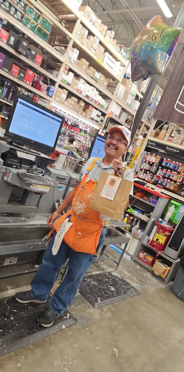 🇵🇷Celebrating 25 years at home depot, I am completely grateful for all the teaching you provide us at the D24 team. 🥳Come 25 more years... you are the pillar of this department, you know that you are loved and appreciated LoreLore.🤩