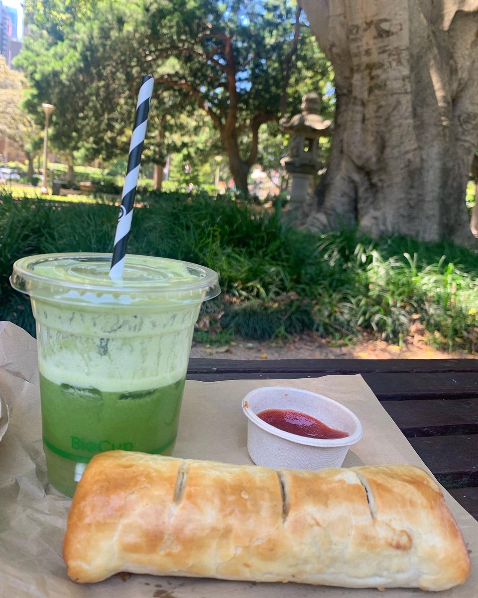 chefcancio's tweet photo. It’s #summertime again as I landed in #Sydney #Australia. Explored #HydePark &amp; had a picnic. 1st meal was an #Aussie #sausageroll, w/c was👌🏼, + green juice for balance🤭Could’ve eaten a couple more of those rolls though #vacation #travel #wanderlust #foodtrip #culinaryadventures https://t.co/q9efNKtkZA