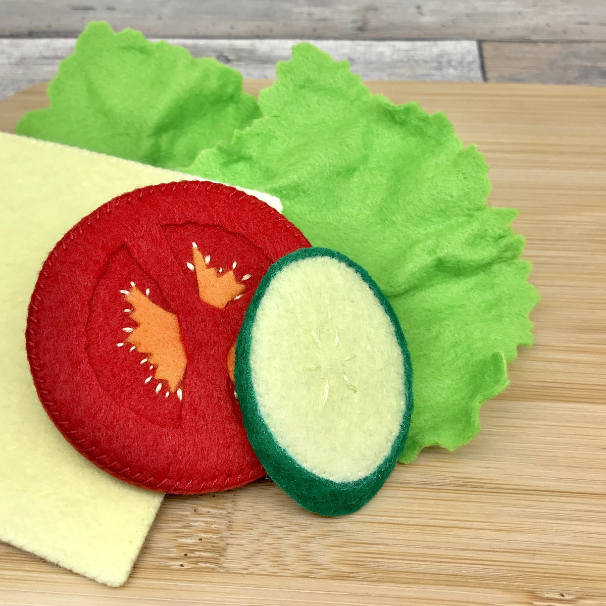 y24_a_m_'s tweet photo. ☆きゅうりスライスをリニューアルしました☺︎
#フェルト #felt #フェルト野菜 #Feltvegetable #소꿉놀이 #フェルトままごと #おままごと #ままごと #野菜 #vegetable #ハンドメイド #handmade #きゅうり #フェルトきゅうり https://t.co/lWnOGqDh3k