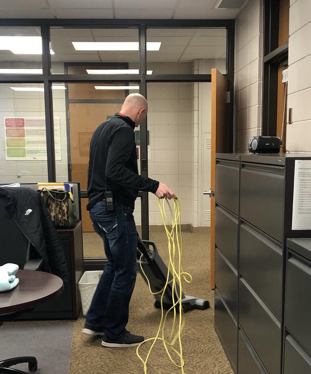 SweeneyElem's tweet image. Principal Derek Bell vacuums to take some pressure from our hardworking custodians, serves food in the cafeteria when they’re short staffed…He’s the epitome of servant leadership! #ModelingExpectations #SweeneyPride #BestPrincipalEver #ShakopeeSchools #SweeneyElem