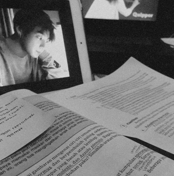 studyteix's tweet image. 📗⭐️ #studytwtbr #studytwt

• Nome: Lia | Ela/Dela 
• Sou de 2002
• Indo para o meu 2o ano de cursinho popular
(Estudei em 2019 para o vestibular, mas não rolou) 
• Foco: ENEM 2023 e FUVEST 
• Design na USP 

♡ Gosto: jogos, livros, streams, BTS e desenhar 💜