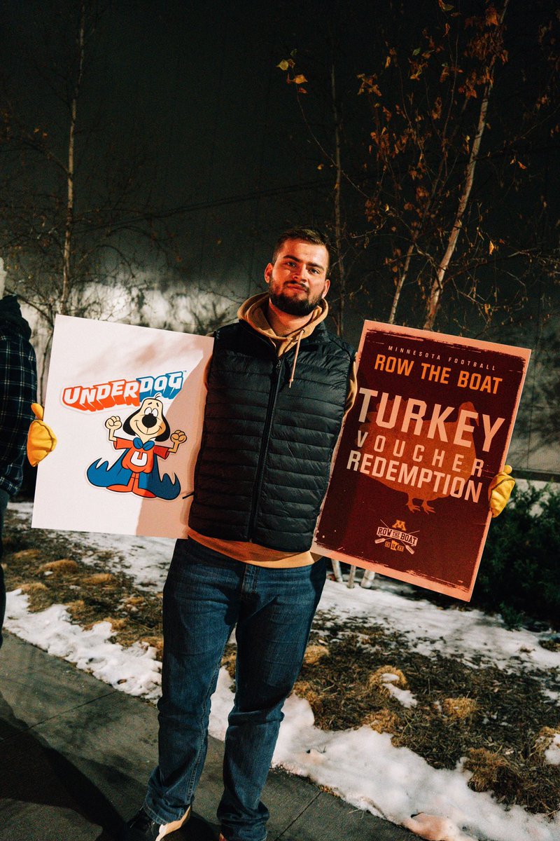 GopherFootball's tweet image. One of our favorite nights of the year! We were honored to help pass out 300 turkeys and meals to members of the community tonight. Happy Thanksgiving! 

#RTB // #SkiUMah // #Gophers