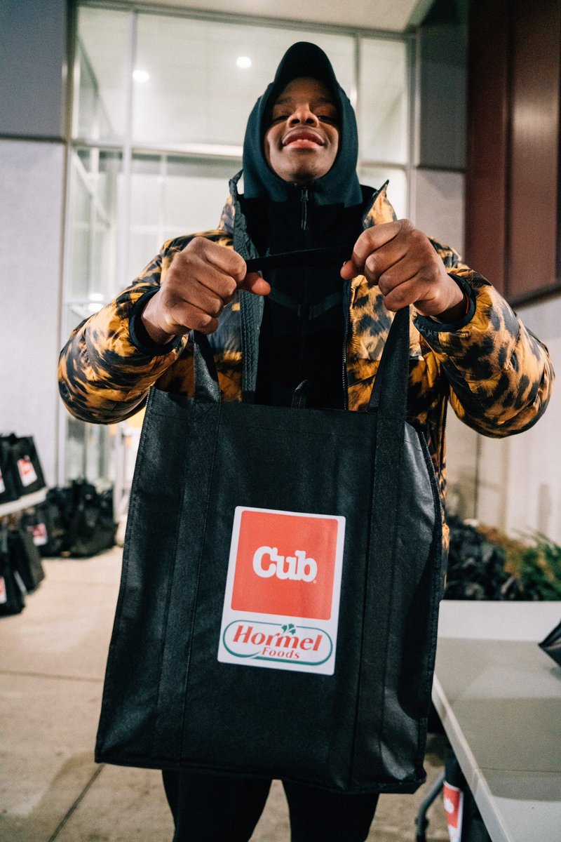 GopherFootball's tweet image. One of our favorite nights of the year! We were honored to help pass out 300 turkeys and meals to members of the community tonight. Happy Thanksgiving! 

#RTB // #SkiUMah // #Gophers