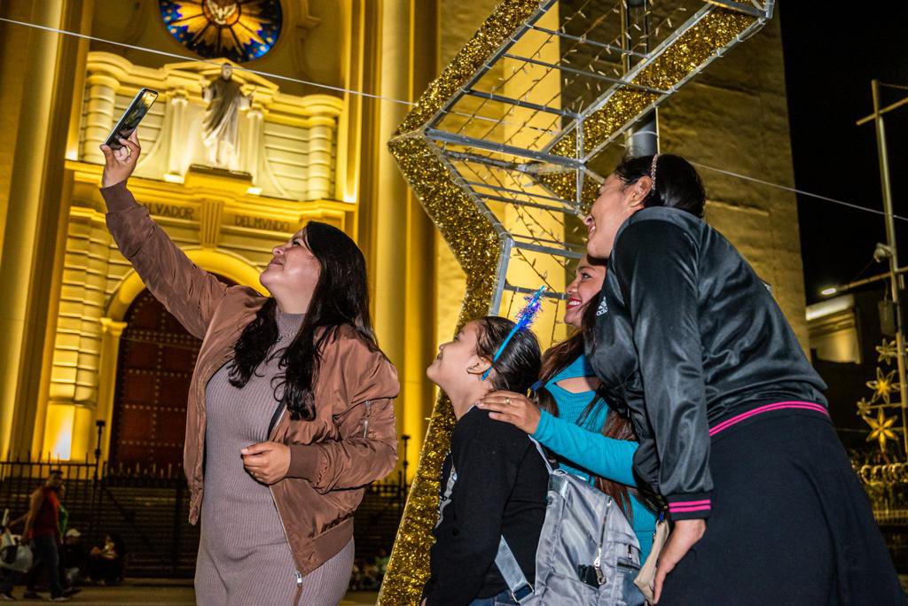 FatimaMachadoSS's tweet photo. ¡Muchas familias comparten en el #CentroHistóricoSS en un ambiente seguro para disfrutar del corazón de El Salvador! 🇸🇻✨🏛 https://t.co/ivSUsJwgaW