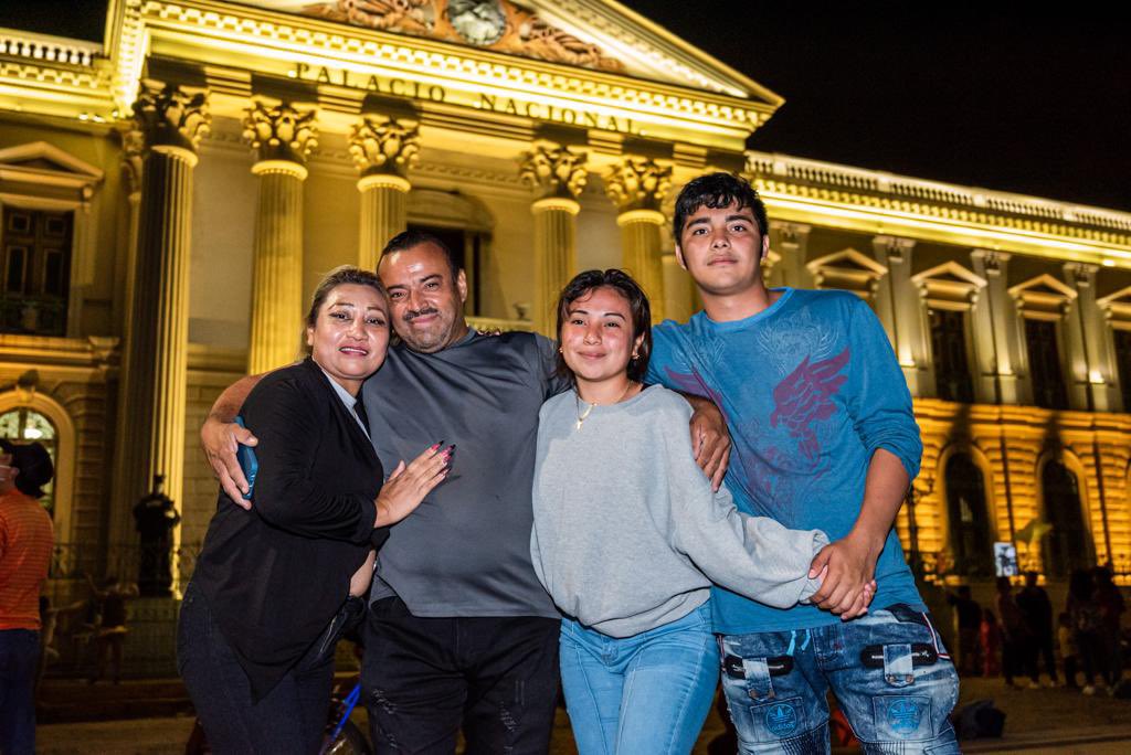 FatimaMachadoSS's tweet photo. ¡Muchas familias comparten en el #CentroHistóricoSS en un ambiente seguro para disfrutar del corazón de El Salvador! 🇸🇻✨🏛 https://t.co/ivSUsJwgaW