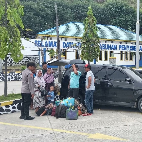 polsekkpg's tweet photo. ANGGOTA POLSEK KPG MELAKSANAKAN PEMERIKSAAN BARANG BAWAAN SERTA MENYAMPAIKAN PESAN-PESAN KAMTIBMAS KEPADA PARA PENUMPANG GUNA MEMINIMALISIR HAL-HAL YG TIDAK DI INGINKAN. 

#polripresisi
#polisiindonesiea
#polresgorontalokota
#divisihumaspolri
#humaspolresgorontalokota https://t.co/mcPkf7qxvK