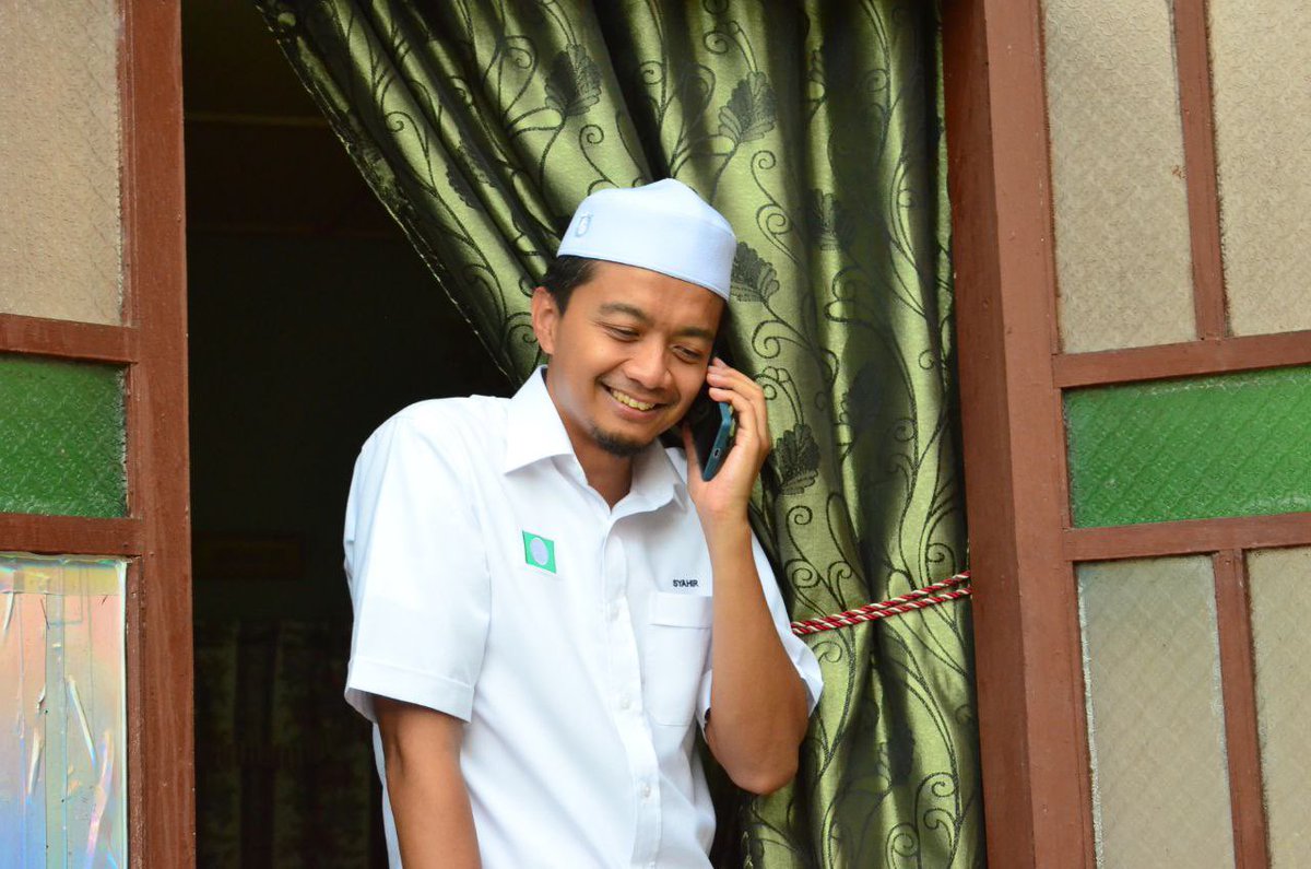 syahirnomic's tweet photo. Rindu tok-tok ayoh, mek, adik kakok di Bachok.

Ingatkan semeta jah ambo di KL ni. Harapnya cepatlah selesai urusan nak pilih ore nombor 1 dalam negara kita ni. https://t.co/X9Q21TyNhv