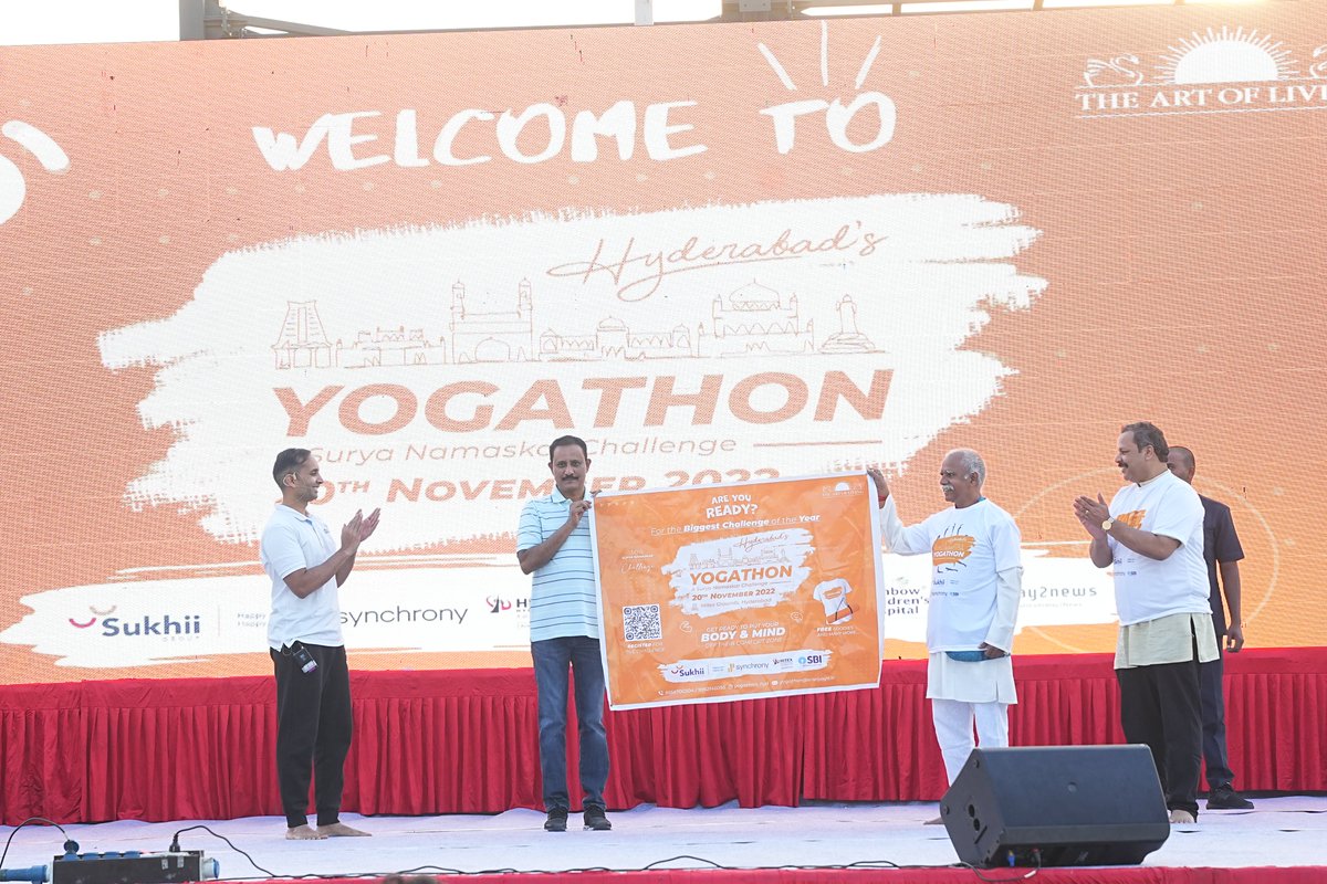 ArtofLiving's tweet photo. More than 1500 people participated in the “Yogathon - Surya Namaskar Challenge” conducted by The Art of Living at Hyderabad in presence of eminent personalities - Shri Pullela Gopichand Ji , Justice Shri EV Venugopal Ji &amp; ACP Hanumantha Ji.

#Yoga #Hyderabad https://t.co/G5lMfeuryb