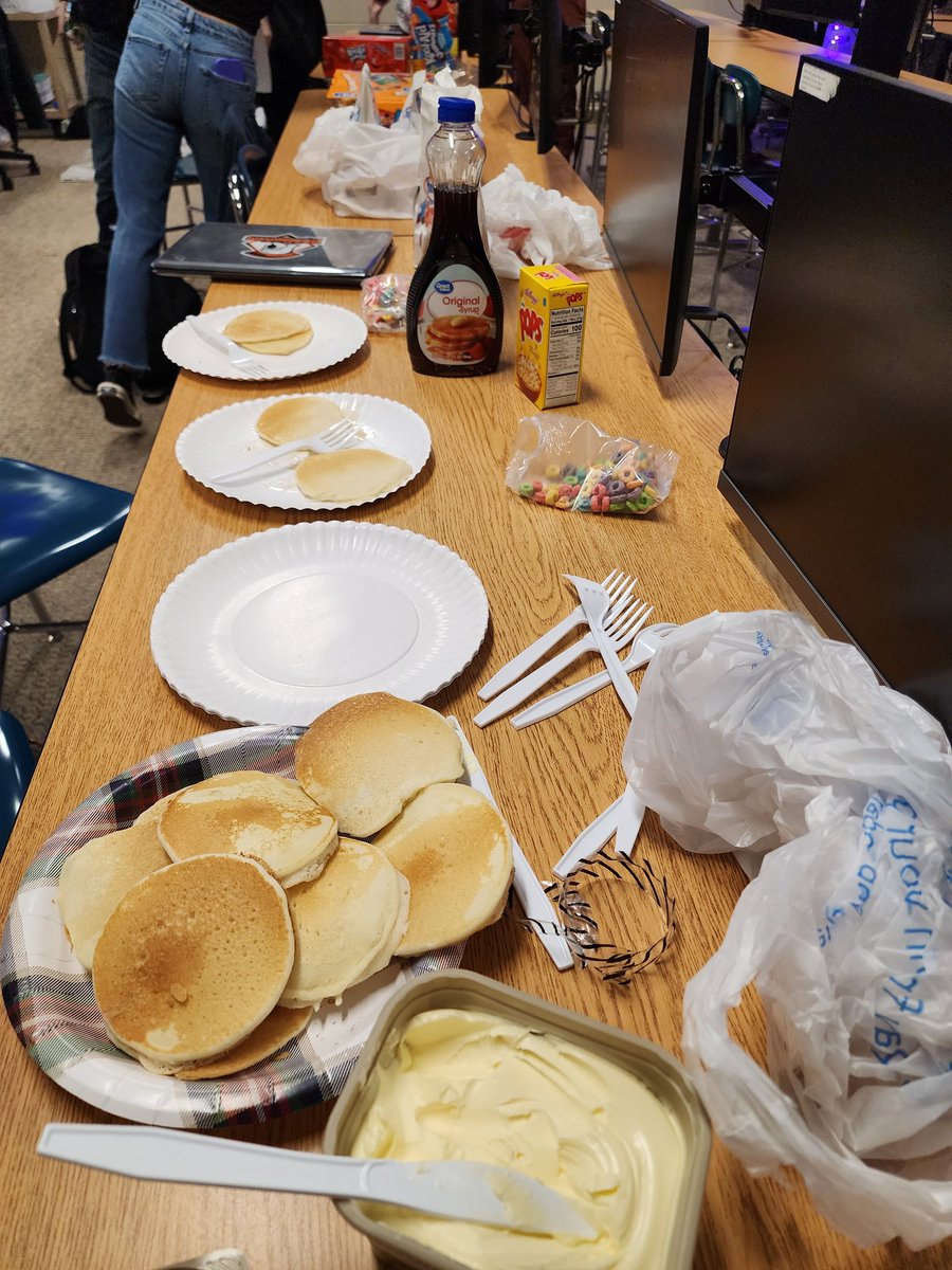 pomerjul16's tweet photo. Ended this Thanksgiving week with my favorite morning early crew. Pancakes, donuts, muffins and #coding can't be a better start to a day! Probably more eating and laughing happened then work! #thankful I get these mornings with them all! #codedotorg https://t.co/OLYEavWpbn