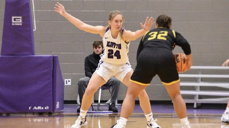 blufftonuwbk's tweet photo. “𝙄𝙩 𝙖𝙞𝙣’𝙩 𝙖𝙗𝙤𝙪𝙩 𝙝𝙤𝙬 𝙝𝙖𝙧𝙙 𝙮𝙤𝙪 𝙝𝙞𝙩. 𝙄𝙩’𝙨 𝙖𝙗𝙤𝙪𝙩 𝙝𝙤𝙬 𝙝𝙖𝙧𝙙 𝙮𝙤𝙪 𝙘𝙖𝙣 𝙜𝙚𝙩 𝙝𝙞𝙩 𝙖𝙣𝙙 𝙠𝙚𝙚𝙥 𝙢𝙤𝙫𝙞𝙣𝙜 𝙛𝙤𝙧𝙬𝙖𝙧𝙙. 𝙏𝙃𝘼𝙏’𝙎 𝙃𝙊𝙒 𝙒𝙄𝙉𝙉𝙄𝙉𝙂 𝙄𝙎 𝘿𝙊𝙉𝙀.” 😤🥊

FINAL:
🦫Bluffton - 63
🗡Heidelberg - 51 https://t.co/rJCa86GEbM
