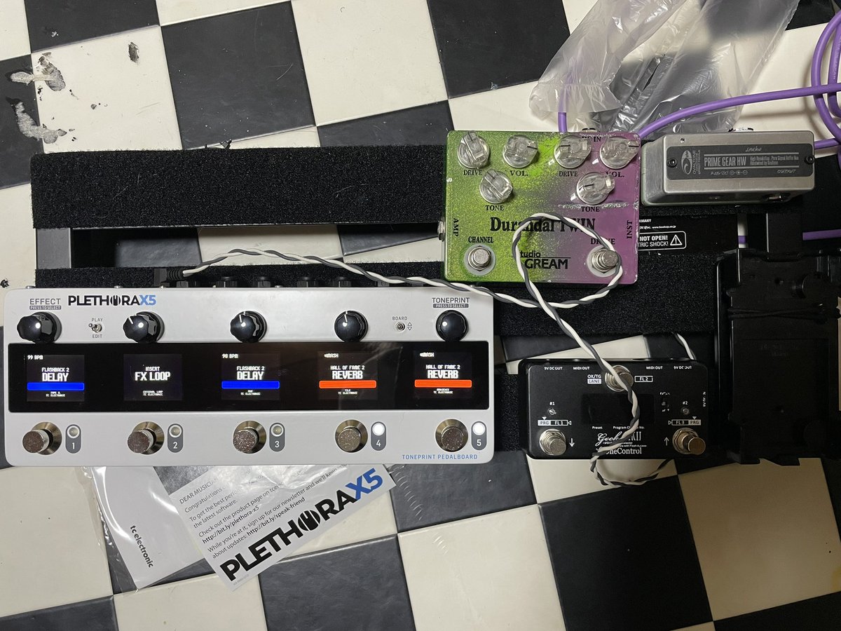 kimkow_'s tweet photo. サブボードHXstompだのGT-1000だの悩んどいて選んだのは〜!!
まさかのこれw
操作簡単そうでええやんええやんw
#plethorax5 https://t.co/Y5XwYRiNEC