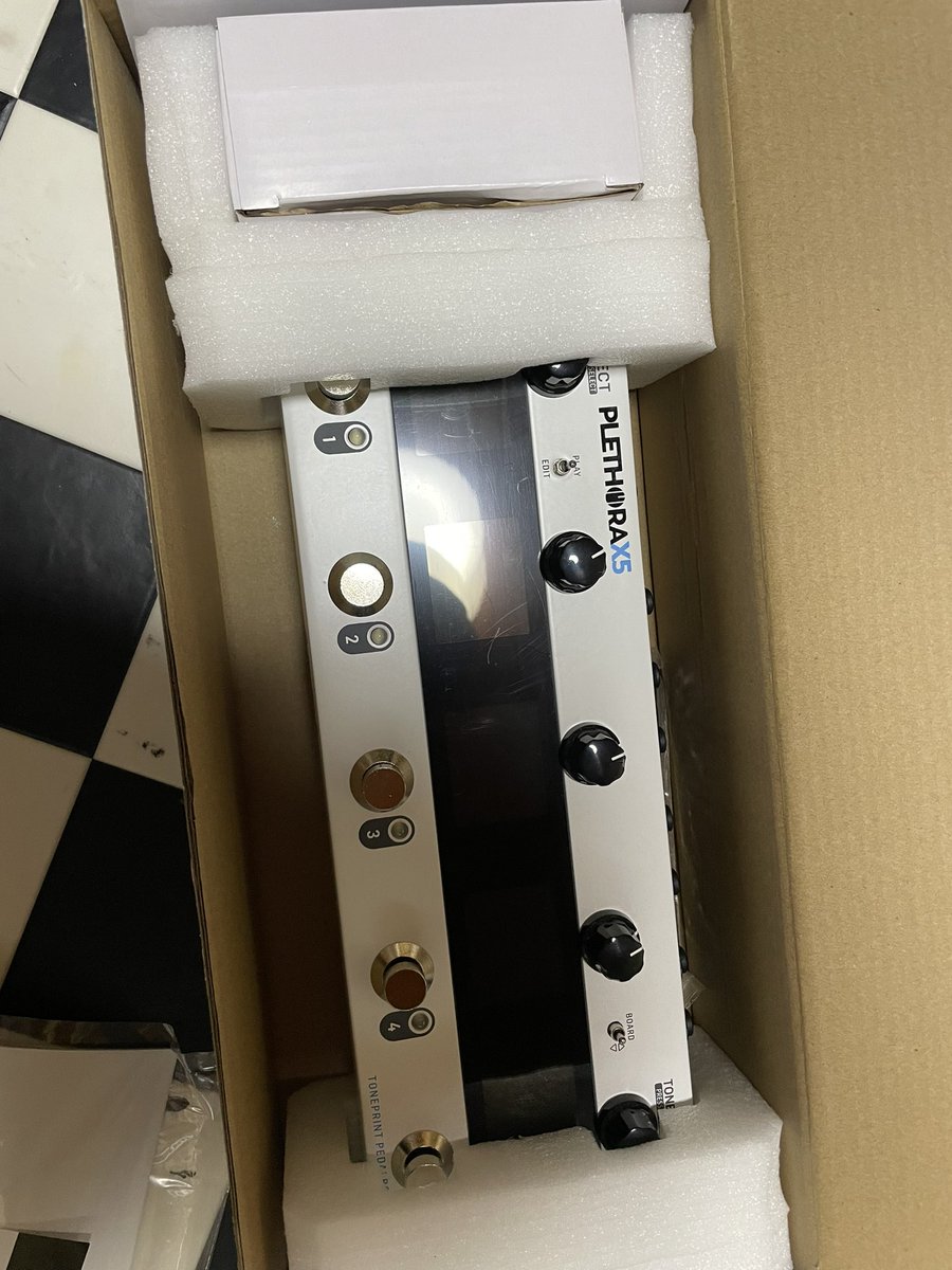 kimkow_'s tweet photo. サブボードHXstompだのGT-1000だの悩んどいて選んだのは〜!!
まさかのこれw
操作簡単そうでええやんええやんw
#plethorax5 https://t.co/Y5XwYRiNEC