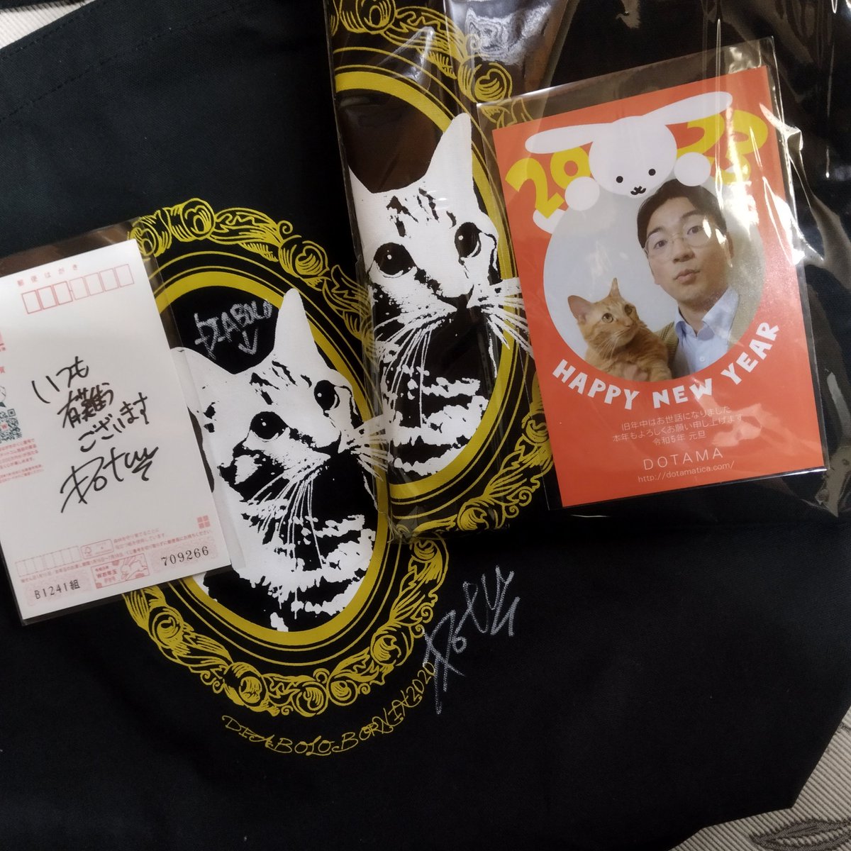 3tNJ4qRITbscUFq's tweet photo. 昨日の戦利品✨😽ディアボロちゃんとのTwo Shot年賀状付きなのは、嬉しい🎉😻トートバッグ、お出かけが楽しくなる〜😽🥳
#DOTAMA
フォロバさんの分も買いました🎉✨
#pasfes 
#年賀状企画2023 
#伝えよう感謝の日 https://t.co/wgIM65inoH