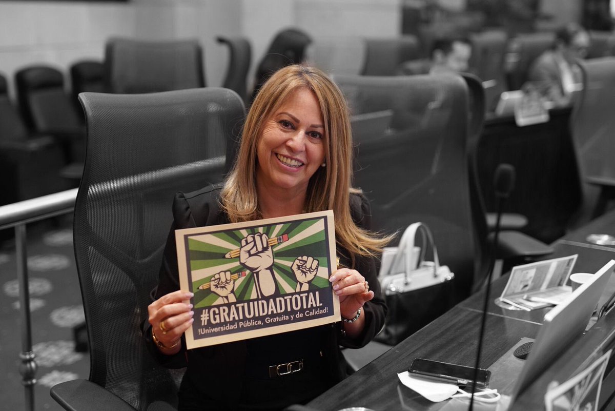 En un congreso que había estado desconectado de los jóvenes del país, hoy damos una muestra que la renovación de la casa de la democracia es real. 

Tienen las herramientas para que exista equidad en el futuro de cada uno de ustedes. 

¡Luchen por sus sueños!✏️