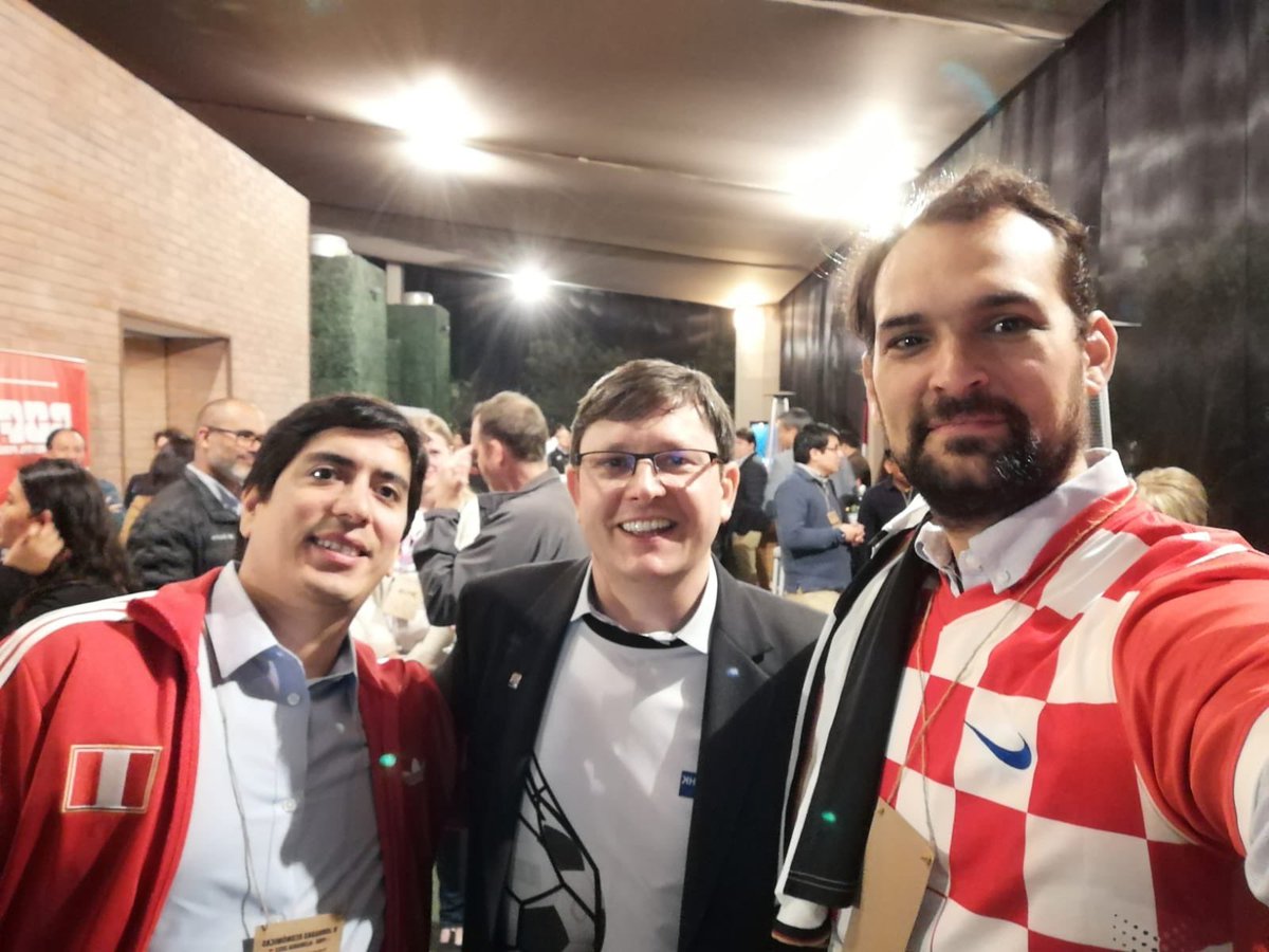 Un gusto compartir con Jan Patrick en la reunión de networking de <a href="/AHK_peru/">Camara Peruanoalemana</a>. Nos encantó el dresscode #FutbolCasual.
