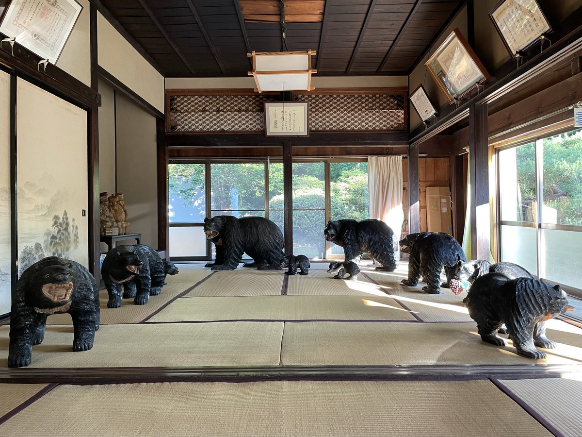 「IMAをうつす7人」@岩手県立美術館
では、2020年に葛巻町で出逢った、上高山兼太郎が彫った木彫り熊に関わるインスタレーション「くまにんげんになって」を展開します。この展示には木彫り熊の持ち主、葛巻町の熊部の面々、岩手県立美術館など多くの方々から多大なるご協力を頂きました。