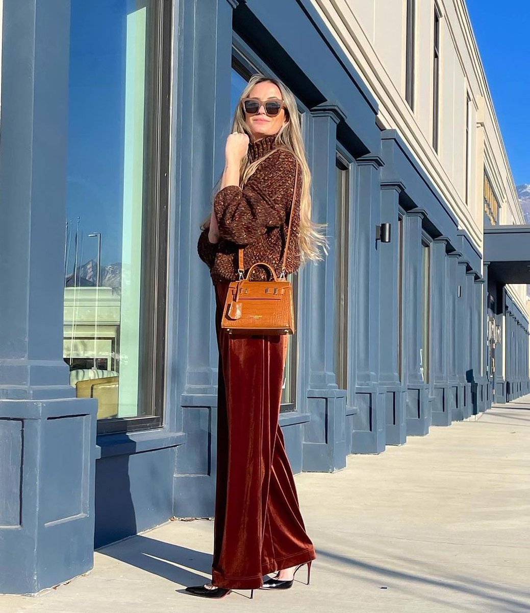 less bitter, more glitter, babes ✨@monyju dressed in our Weekend Dreamers Turtleneck Sweater + Moving Feast Velvet Wide Leg Pants📸 Sweater🔍OA220929018 Pants🔍OA221006005 Check it out at thecommense.com, link in bio🤍🖤 #commense #cmsgang