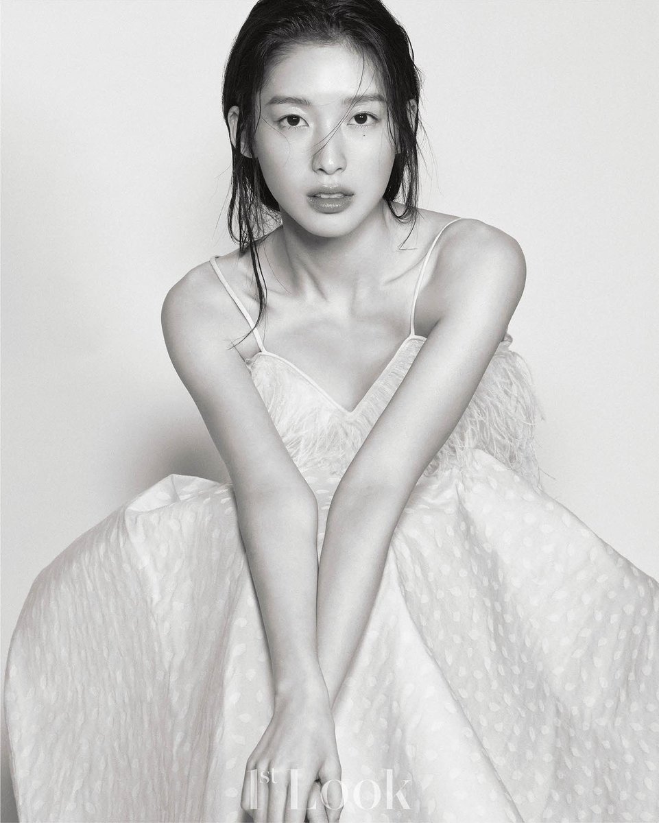 daiIyarin's tweet photo. ARIN for 1st Look magazine 🤍

#아린 #ARIN https://t.co/zD9mhj1Waa