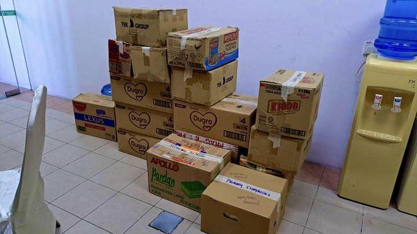 MiriInSarawak's tweet photo. Many boxes of books being loaded into the van to be transported to Eastwood Valley Golf & Country Club for #MiriCountryMusicFest 2022 #bukuproject. Please remember you can still donate books at EastWood Valley at #MCMF. With Esther Choo. Please Share! https://t.co/2UkS6Oyqgi