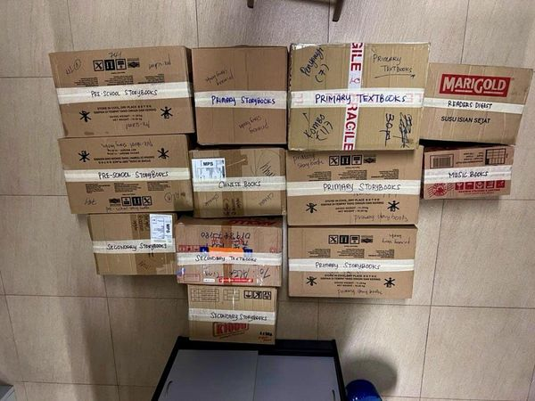 MiriInSarawak's tweet photo. Many boxes of books being loaded into the van to be transported to Eastwood Valley Golf & Country Club for #MiriCountryMusicFest 2022 #bukuproject. Please remember you can still donate books at EastWood Valley at #MCMF. With Esther Choo. Please Share! https://t.co/2UkS6Oyqgi