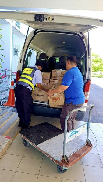 MiriInSarawak's tweet photo. Many boxes of books being loaded into the van to be transported to Eastwood Valley Golf & Country Club for #MiriCountryMusicFest 2022 #bukuproject. Please remember you can still donate books at EastWood Valley at #MCMF. With Esther Choo. Please Share! https://t.co/2UkS6Oyqgi