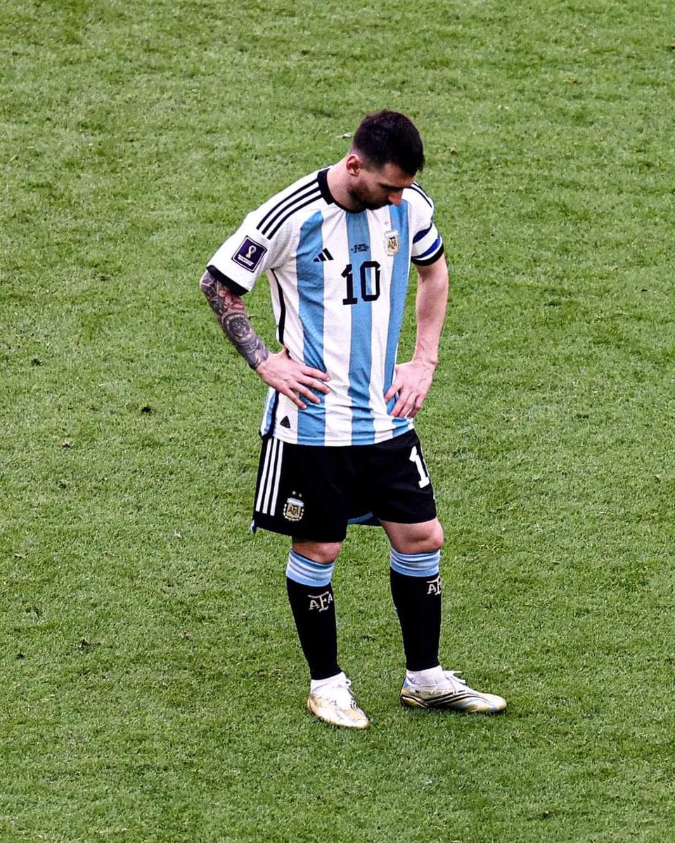 انت ولا بتشجع السعودية ولا عمرك شجعتها ولا حتي تعرف اسامي لاعبيتها، انت بس مستني اي حاجة عشان تشمت ف ميسي ف انت بتثبت ان ميسي فاشخ افكارك وعاملك حرقان لا اكتر ولا اقل ف متبقاش اهبل وعبيط وانت عارف ان الارجنتين هتصعد ف الاخر