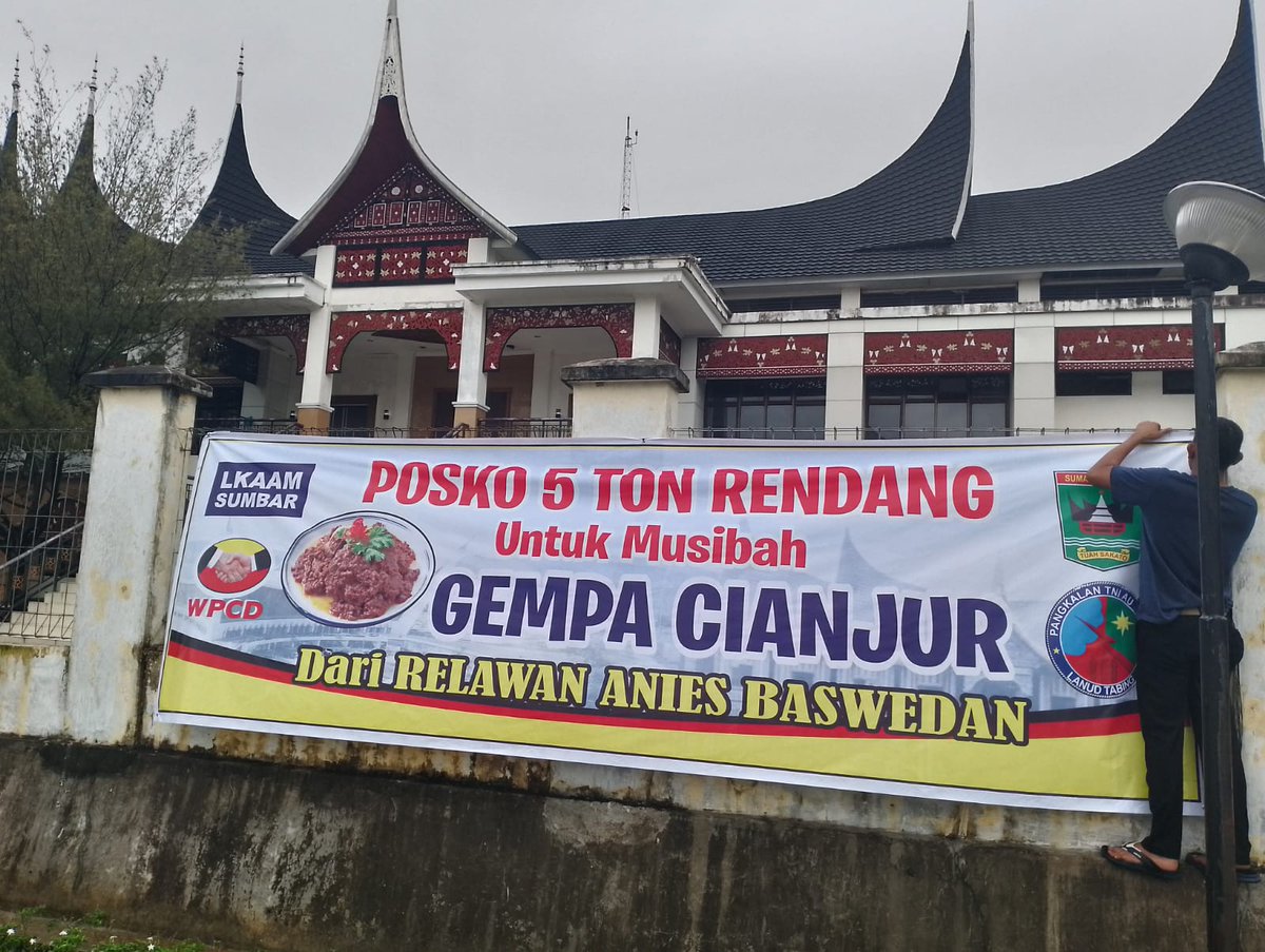 ferizandra's tweet photo. Warga Minang selalu hadir dengan bantuan berton-ton rendang saat terjadi bencana... 😋😋😋 https://t.co/vbd55sXPyF