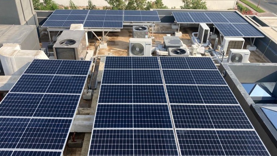 NavitasSolarEng's tweet photo. Another wonderful Project completion from Navitas @ EMIRATES HILLS
22.5KW ON-Grid Solar Power Plant
It’s time to go solar, it’s time for #NavitasDubai
#SolarUAE #LightingTheWorld #DEWA #NavitasSolar #solarpanels #solarpower #solarenergy #solartechnology #SolarContracting y https://t.co/gS9GOuoaH4
