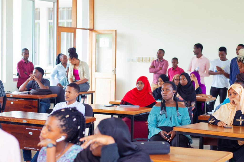 undptz's tweet photo. Empowering youth w/ info: @undptz & @UNICEFTanzania organized a Road Show campaign @StateSuza school of Business for students to learn more about the #WasteXLab; understand the application process & get a glimpse of the challenge.
@Funguo_Tz @SMIDAViwanda @WUBU_Zanzibar @kist https://t.co/o2EtVZ95zr