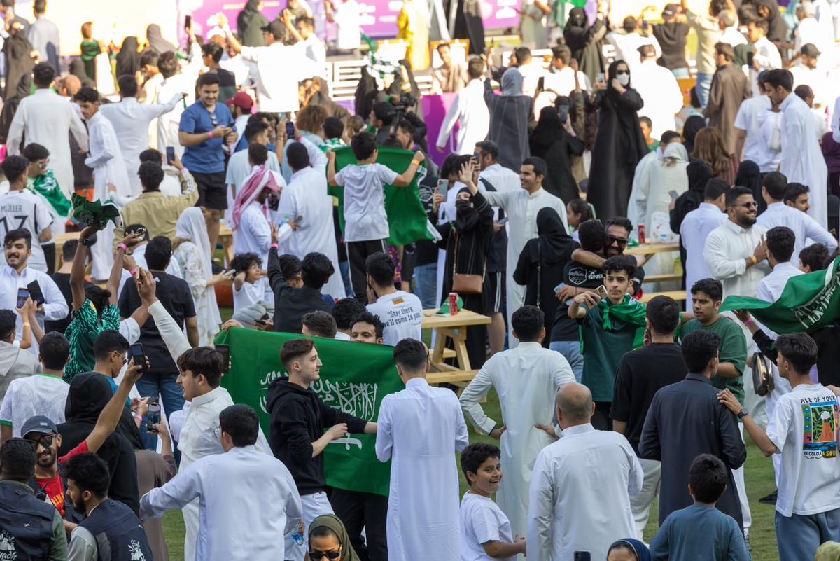 idextratime's tweet photo. Selain memberikan libur, Raja Salman juga menggratiskan tiket masuk ke seluruh taman-taman hiburan yang berada di Arab Saudi hari ini. 😆🙌

📝 Al-Ekhbariya (media lokal)

*Terkait berita yang katanya setiap pemain Arab dapat mobil Rolls-Royce itu masih rumor. https://t.co/tHnlFKrMcN