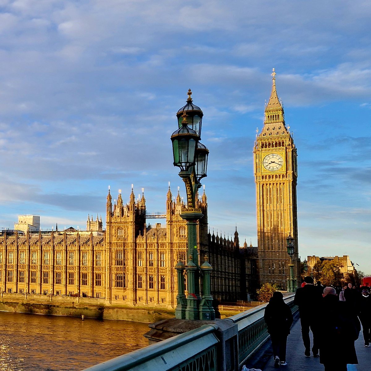 SabinaLawreniuk's tweet photo. Yesterday our #UK &amp; #Cambodia research team joined forces with @transformtrade_ to share our findings @UKParliament 🤝

We asked MPs to support the #FashionWatchdog Bill on #BlackFriday to make sure UK brands behave responsibly in future 💪

Find out more👉https://t.co/oBm6JXMtnn https://t.co/bpwLH46A3a