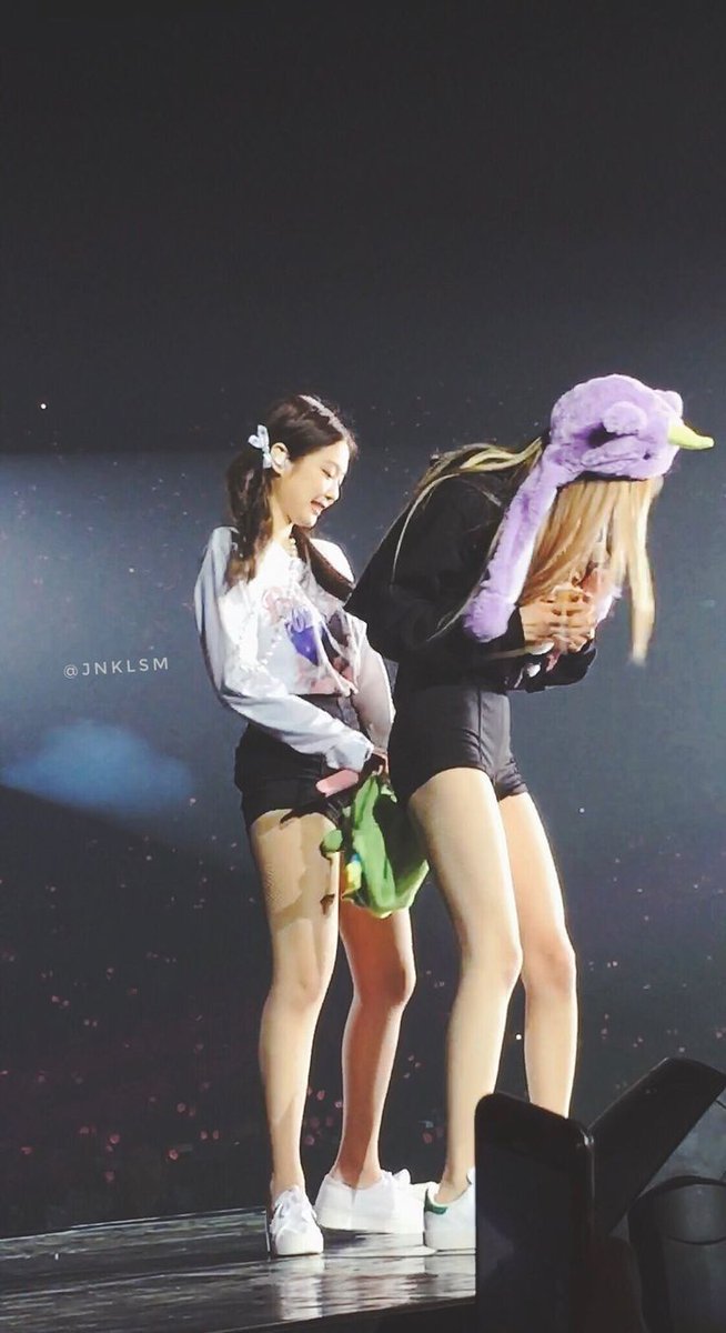 Summermia9999's tweet photo. ummm..jennie? https://t.co/c7WlHgPPpn