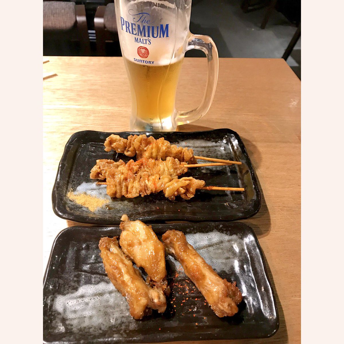 ryunosuke_h's tweet photo. #ブラパン の余韻に浸りながら #昼呑み 🍺
#肴 #秘伝かわ串 #焼鳥 #yakitori #鶏皮 #伝説の手羽唐チキンボーン #chickenbone #beer #thepremiummalts #プレモル #神泡 #とりいちず #有楽町 #日比谷 #銀座 #ひとり呑み #ザギン呑み #有楽町呑み #せんべろ #1083べろ https://t.co/CSvHNT3vaW