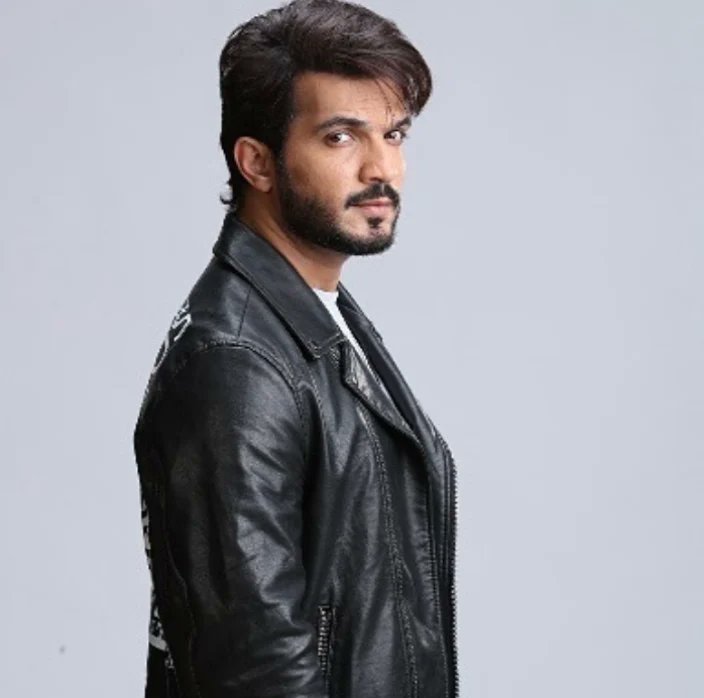 ArjunBijlani31's tweet photo. #VeerRathod Ye ek aisa villain h jisse hum pyaar karte h ๐ฅ๐ he is so Hottt Saveer is also hott but veer too โค๏ธโ๐ฅ๐ kyuki h toh @Thearjunbijlani hi ๐คช๐
#ArjunBijlani #IconicGoldAwards2023 #BestActor https://t.co/SewkCqKR0a