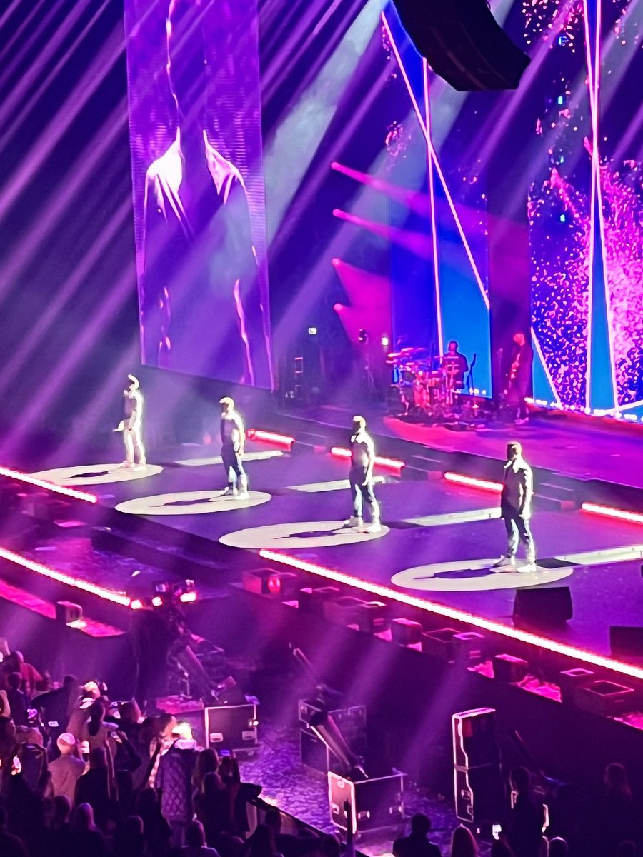 kellyk6891's tweet photo. My Grandma still going to concerts age 88 🥰 @westlifemusic amazing as always 💞💞 xxx https://t.co/KnUKm8Qwf7