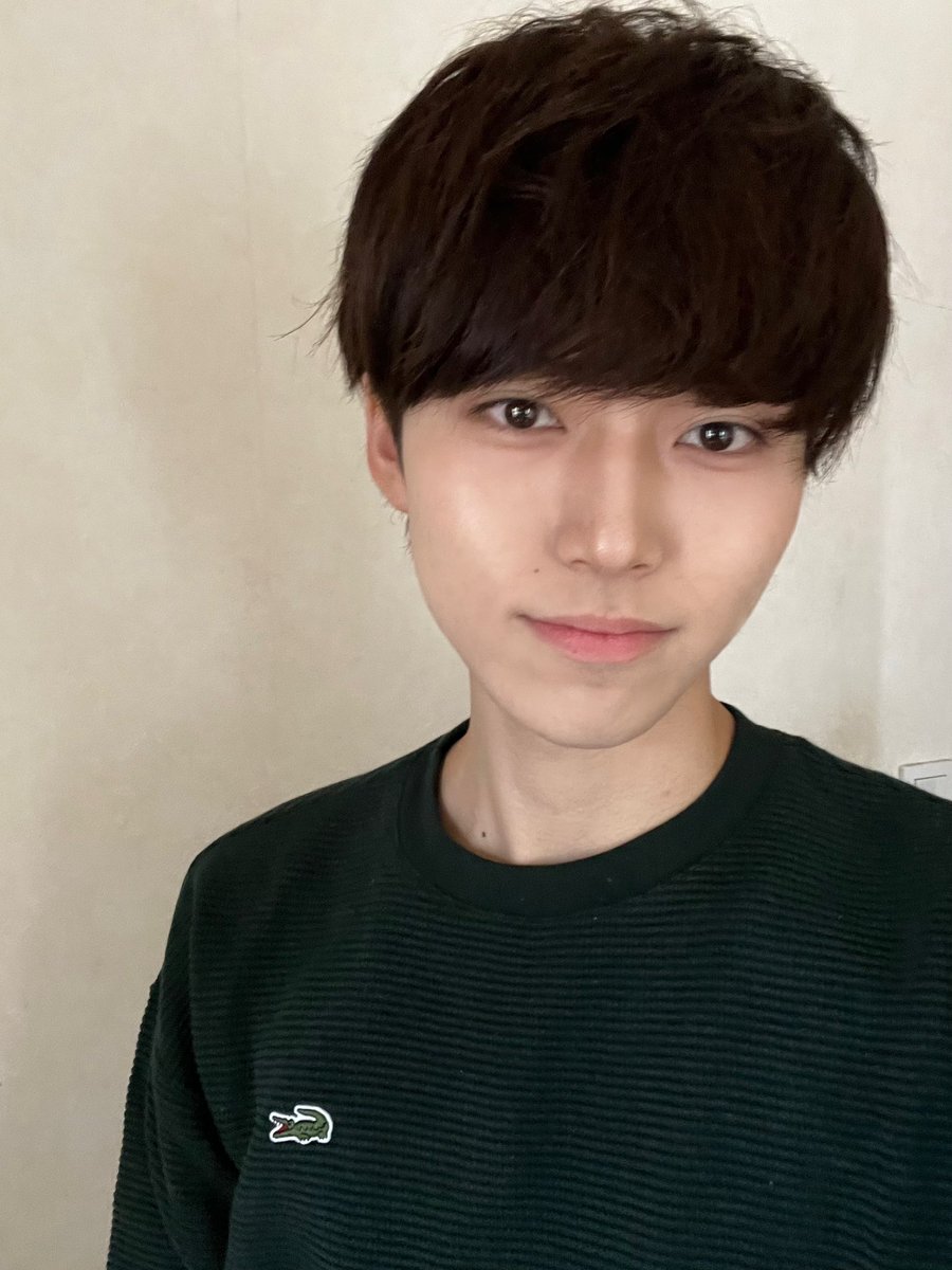 今日は勤労感謝の日ですねぇ！皆さんいつもお仕事お疲れ様です☺️

この間髪セットが上手くいって上機嫌になったからそんときの自撮りプレゼント！