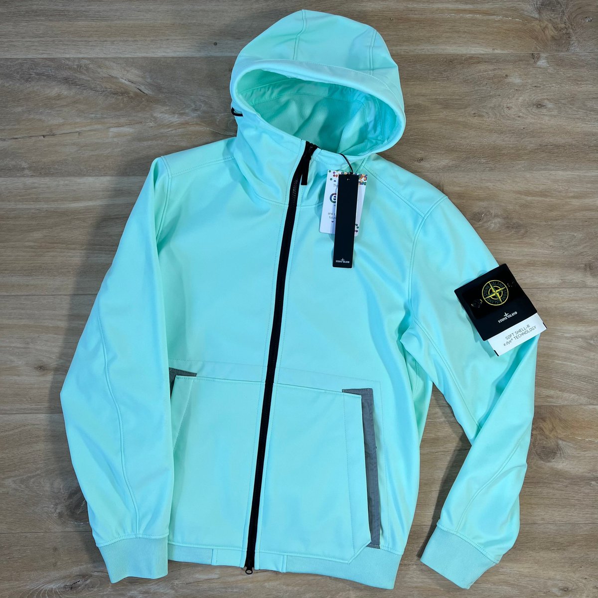 LABELMENSWEAR's tweet image. If European sides complete a clean sweep at the World Cup today, we’ll give away this Stone Island soft shell worth £585! 😍

Retweet &amp;amp; follow @LabelMenswear to enter