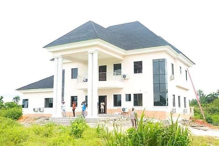 chika_udoka's tweet photo. Ongoing projects at the Delta State University of Science and Technology, Ozoro in Isoko North Local Government Area https://t.co/UQkNxq0a6N