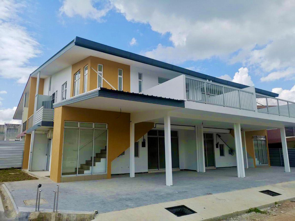 zhilkaflee's tweet photo. Hi korang, sudah sudah la tu scroll tunggu siapa PM, meh sini PM aku tanya pasal rumah ni pulak. 

Murah gila!!! Townhouse ni semua unit ada tanah pulak tu. Harga?

✨RM190 000 jerrrrr ✨

Location dkt Melaka geng. Luas 1034 sqft. Smol smol but nice gitu. 😍 https://t.co/0hRj7CuF4P