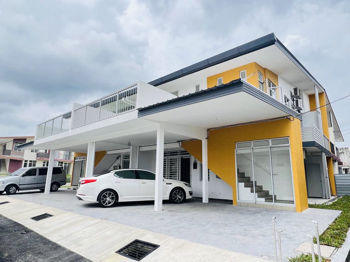zhilkaflee's tweet photo. Hi korang, sudah sudah la tu scroll tunggu siapa PM, meh sini PM aku tanya pasal rumah ni pulak. 

Murah gila!!! Townhouse ni semua unit ada tanah pulak tu. Harga?

✨RM190 000 jerrrrr ✨

Location dkt Melaka geng. Luas 1034 sqft. Smol smol but nice gitu. 😍 https://t.co/0hRj7CuF4P