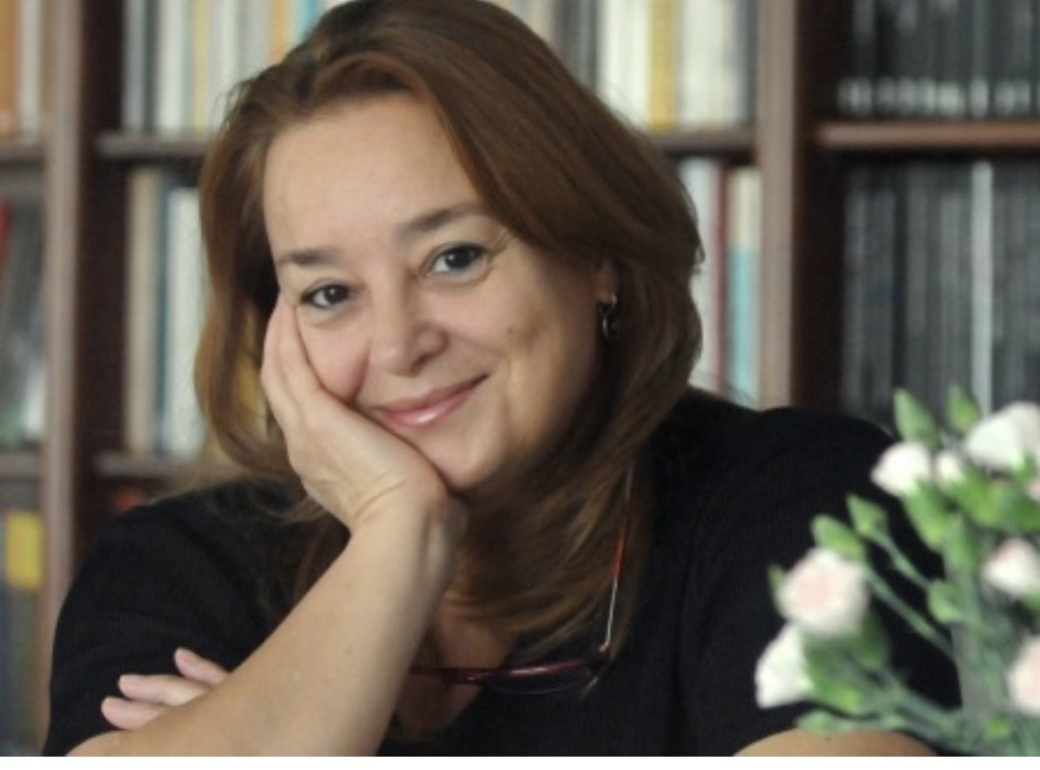 Asuman Kafaoğlu Büke’nin sanat tarihindeki kitap tutkunu kadınların izini sürdüğü “TABLODAKİ KADIN”kitabı Epsilon etiketiyle kitapçılarda.