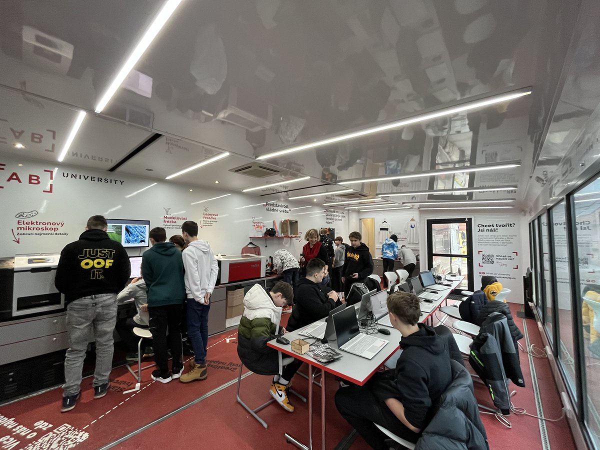 mpo_tweetuje's tweet photo. Pojízdná učebna #techniky dnes pokračovala při svém putování zavítala do obce Litvínovice - Šindlovy Dvory. 
Žáci měli opět možnost pracovat s moderními technologiemi a zúčastnit se besedy na téma ekologické chování a udržitelné a úsporné používání moderních technologií. https://t.co/z5neCTD0hr