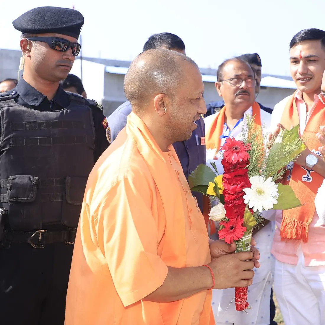 Sumer_dukya's tweet photo. छोटा-उदयपुर के नसवाडी में उत्तरप्रदेश के यसस्वी मुख्यमंत्री परमपूज्य महंत श्री @myogiadityanath महाराज जी का हेलीपेड पर स्वागत किया,
#yogiadityanathji #UPCM
#जागो_हिंदू @YogiDevnath2 @DrSatishPoonia @MahantBalaknath https://t.co/9cGKdZp2Ig