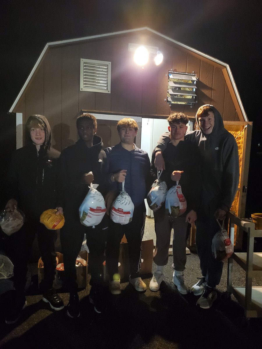 adanonlax's tweet photo. Tonight some of our student-athletes participated in community service at the Loaves and Fishes Food Pantry helping families with their holiday meals.
Giving back to our community is a pillar of our culture and program.
#semperanticus
#pantervibesonly https://t.co/oqrxd9uXu3