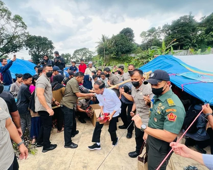 jokowi's tweet photo. Kembali ke Bogor setelah meninjau pengungsi di Taman Prawatasari, Cianjur, kemarin, saya menyinggahi posko pengungsi lainnya di Kampung Warung Bawang.

Pemerintah, relawan, dan berbagai pihak kini masih melaksanakan penanganan dampak bencana gempa bumi di Kab. Cianjur. https://t.co/BEdQ4dRMpQ