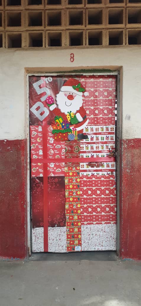 LICEOANAMARIAC's tweet photo. Comenzando a ambientar nuestro querido Liceo. Tod@s optimistas esperando la época más hermosa del año: Diciembre, con la Navidad como buena estrella del camino! Anacampistas de corazón! https://t.co/whDzFkx47g