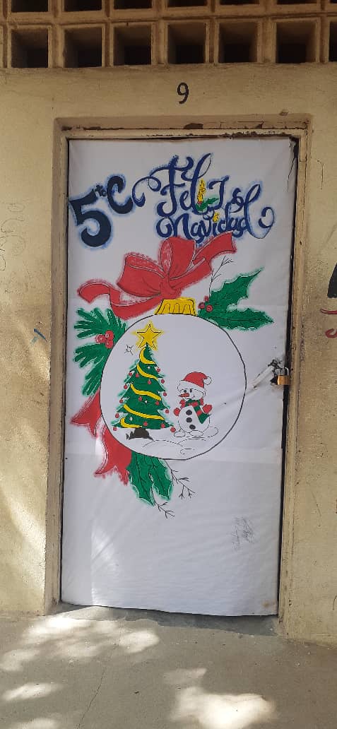LICEOANAMARIAC's tweet photo. Comenzando a ambientar nuestro querido Liceo. Tod@s optimistas esperando la época más hermosa del año: Diciembre, con la Navidad como buena estrella del camino! Anacampistas de corazón! https://t.co/whDzFkx47g